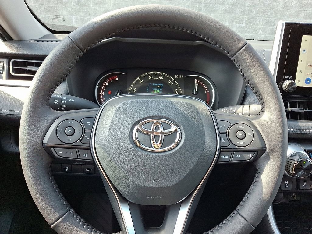 2025 Toyota RAV4 XLE - Photo 14
