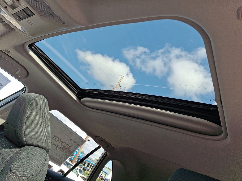 2025 Toyota RAV4 XLE - Photo 10