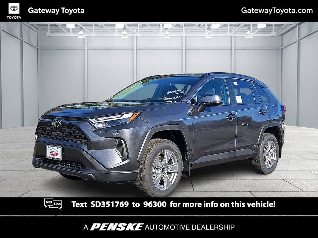 2025 Toyota RAV4 LE's photo