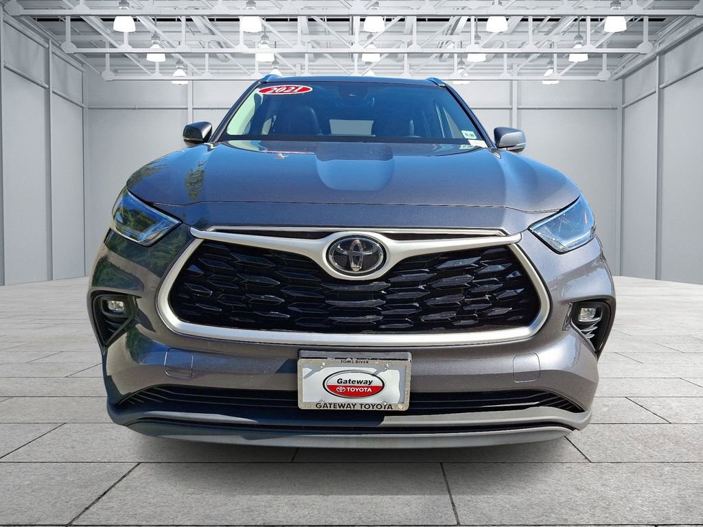 2021 Toyota Highlander XLE photo 2