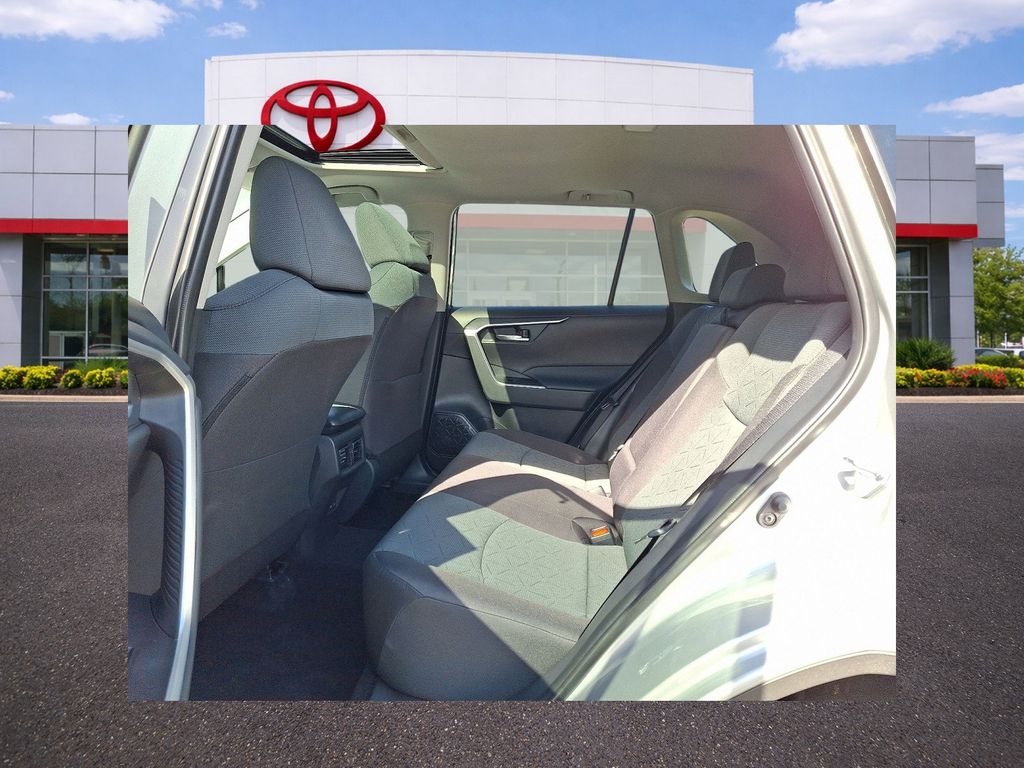 2025 Toyota RAV4 XLE - Photo 6