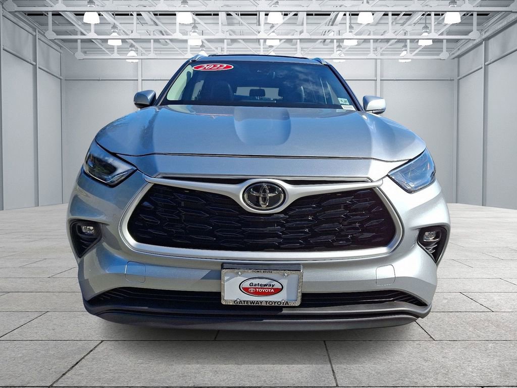 2022 Toyota Highlander XLE photo 2
