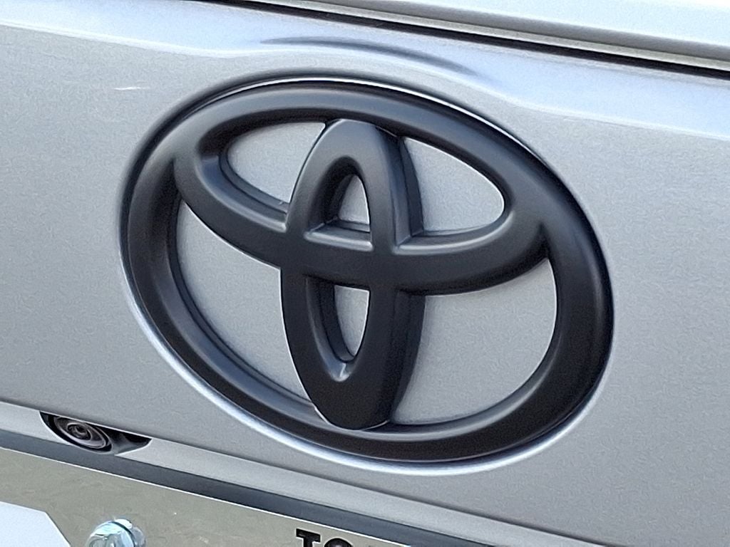 2025 Toyota RAV4 XLE - Photo 18