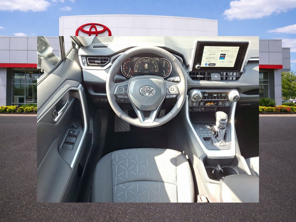 2025 Toyota RAV4 XLE - Photo 7