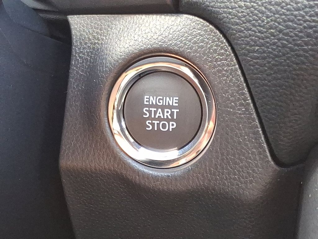2025 Toyota RAV4 XLE - Photo 16