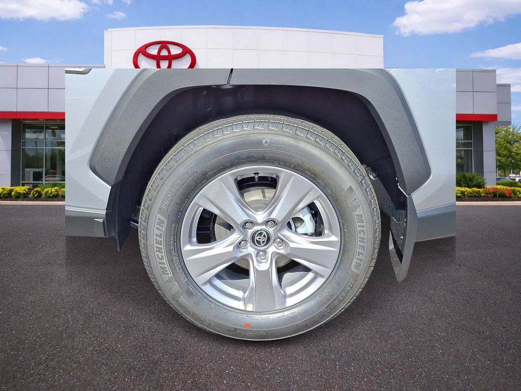 2025 Toyota RAV4 XLE - Photo 5