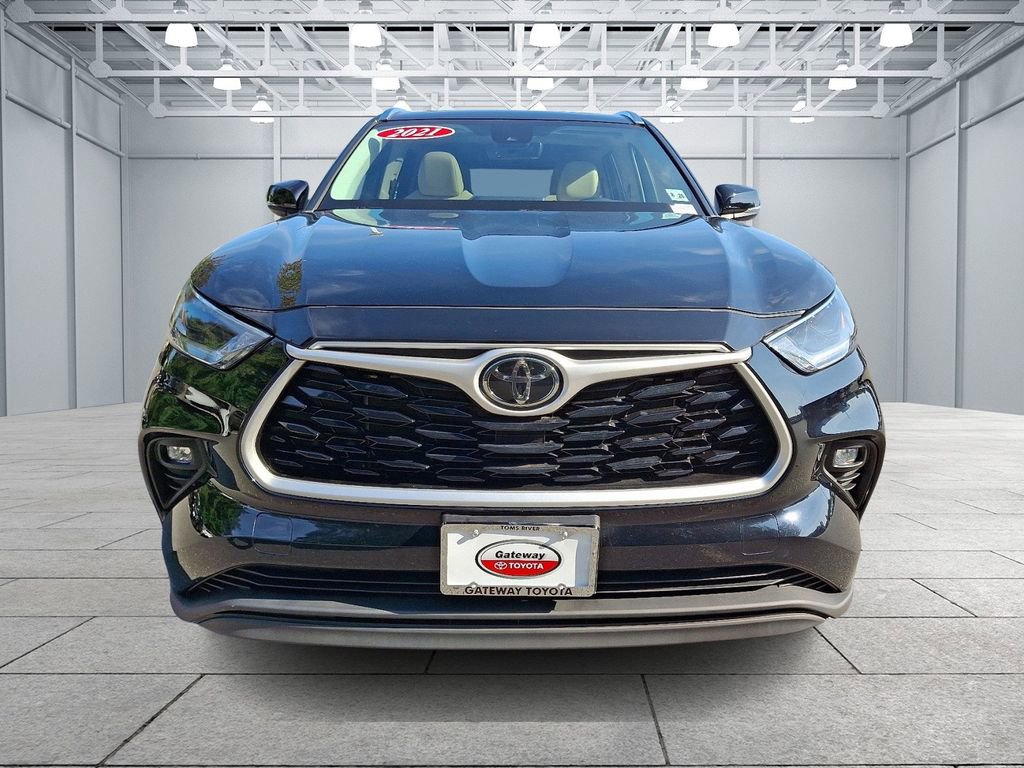 2021 Toyota Highlander XLE photo 2