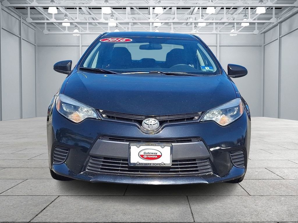 2016 Toyota Corolla LE photo 2