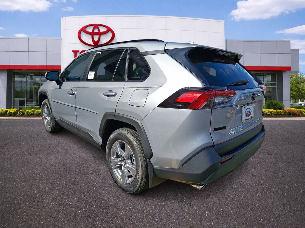 2025 Toyota RAV4 XLE - Photo 4