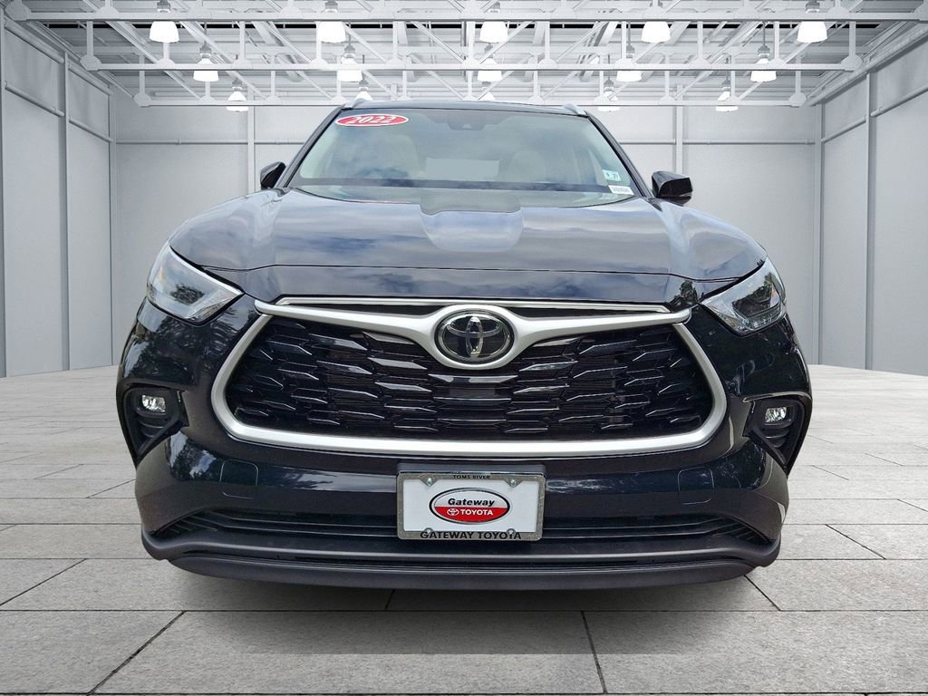2022 Toyota Highlander XLE photo 2