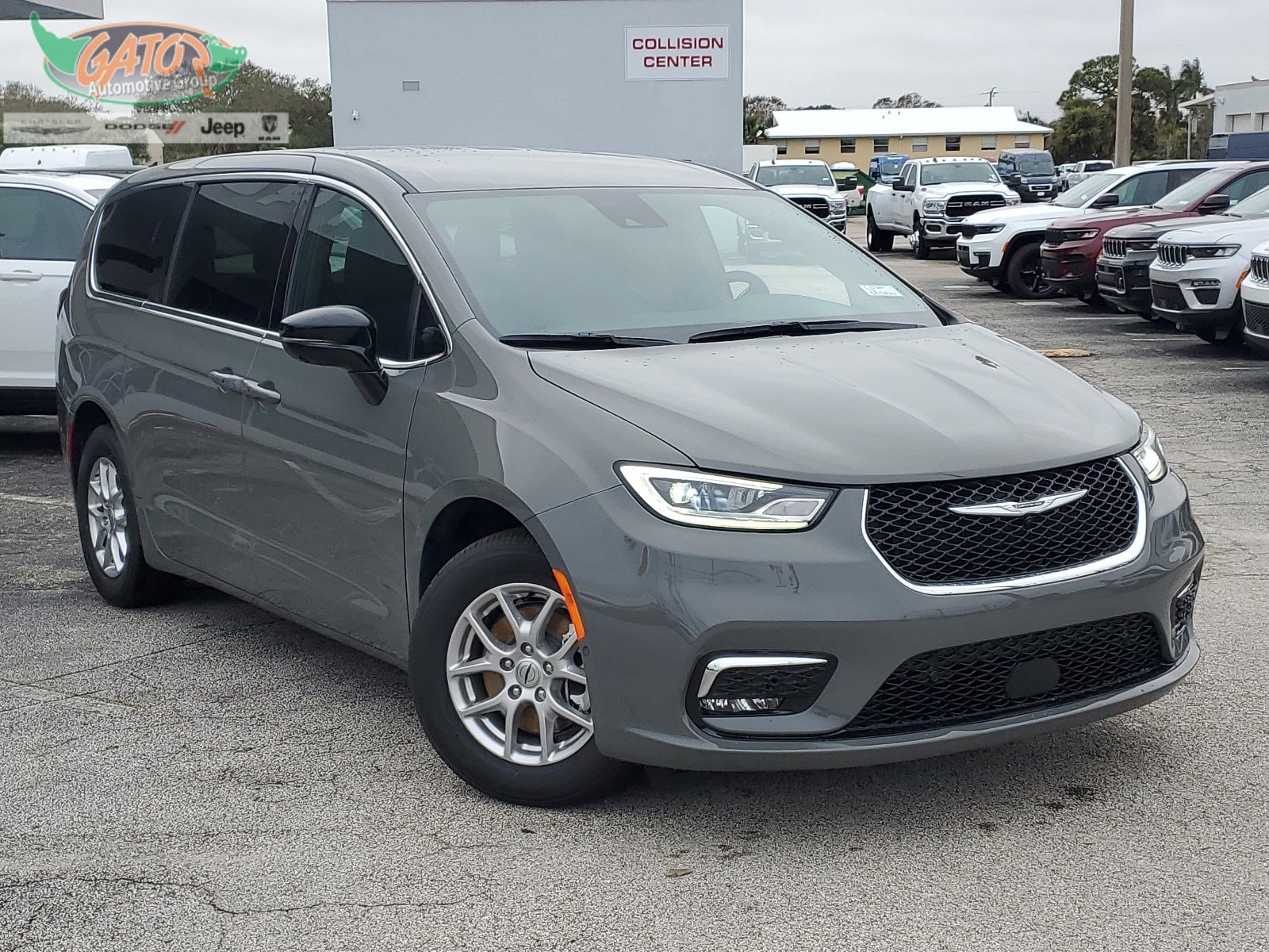 2025 Chrysler Pacifica SELECT