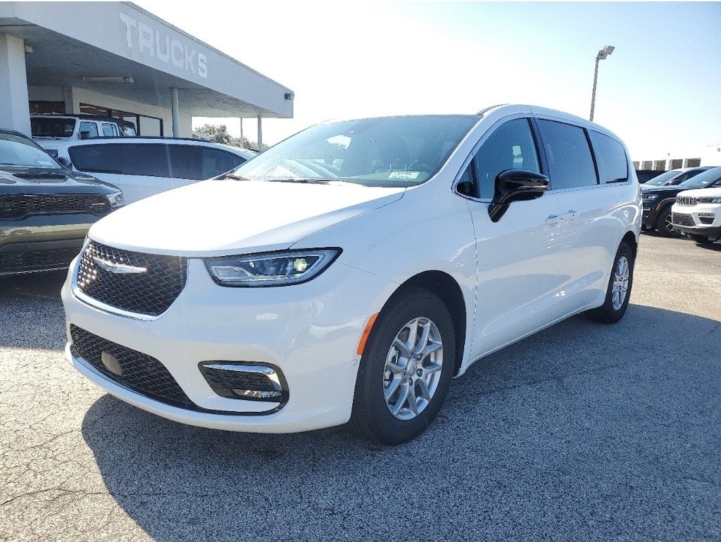 Used 2025 Chrysler Pacifica Select Van Passenger Van