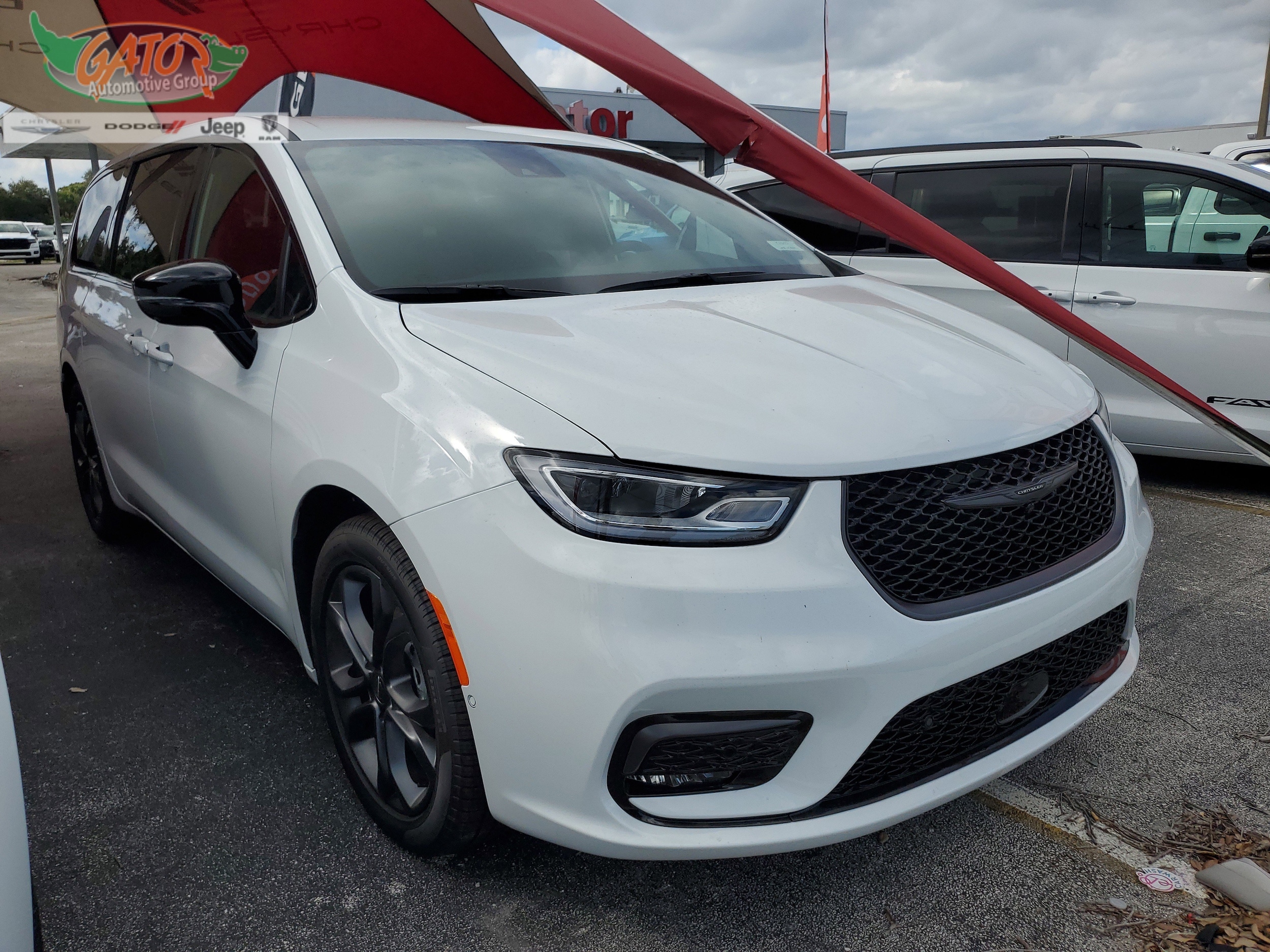 2026 Chrysler Pacifica Limited's photo