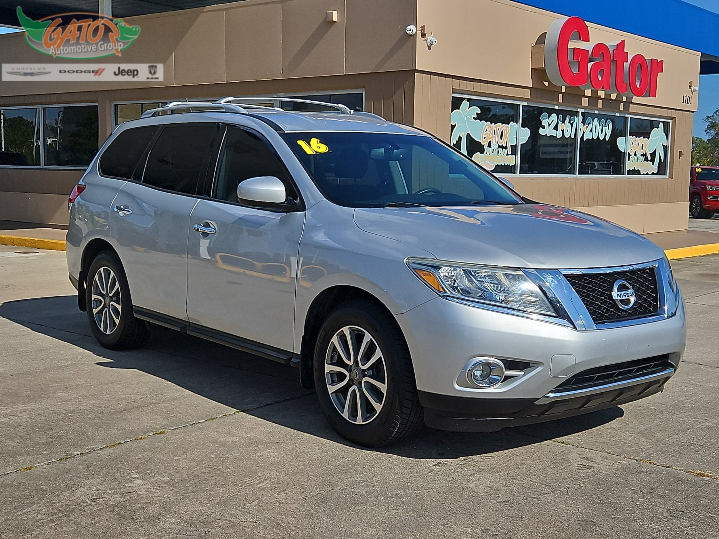2016 Nissan Pathfinder SV's photo