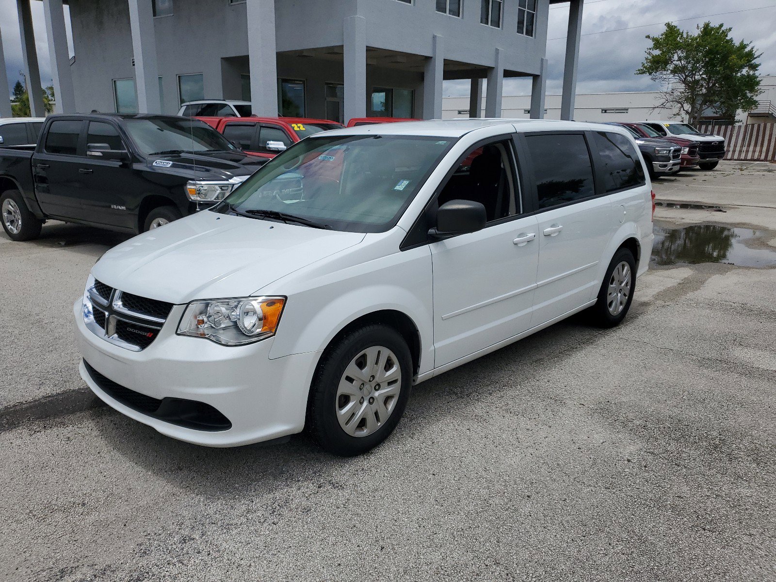 Used 2017 Dodge Grand Caravan SE with VIN 2C4RDGBG8HR847185 for sale in Melbourne, FL