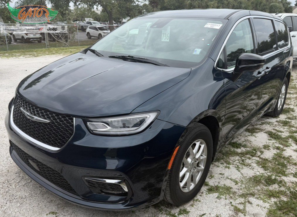 2024 Chrysler Pacifica Touring L's photo