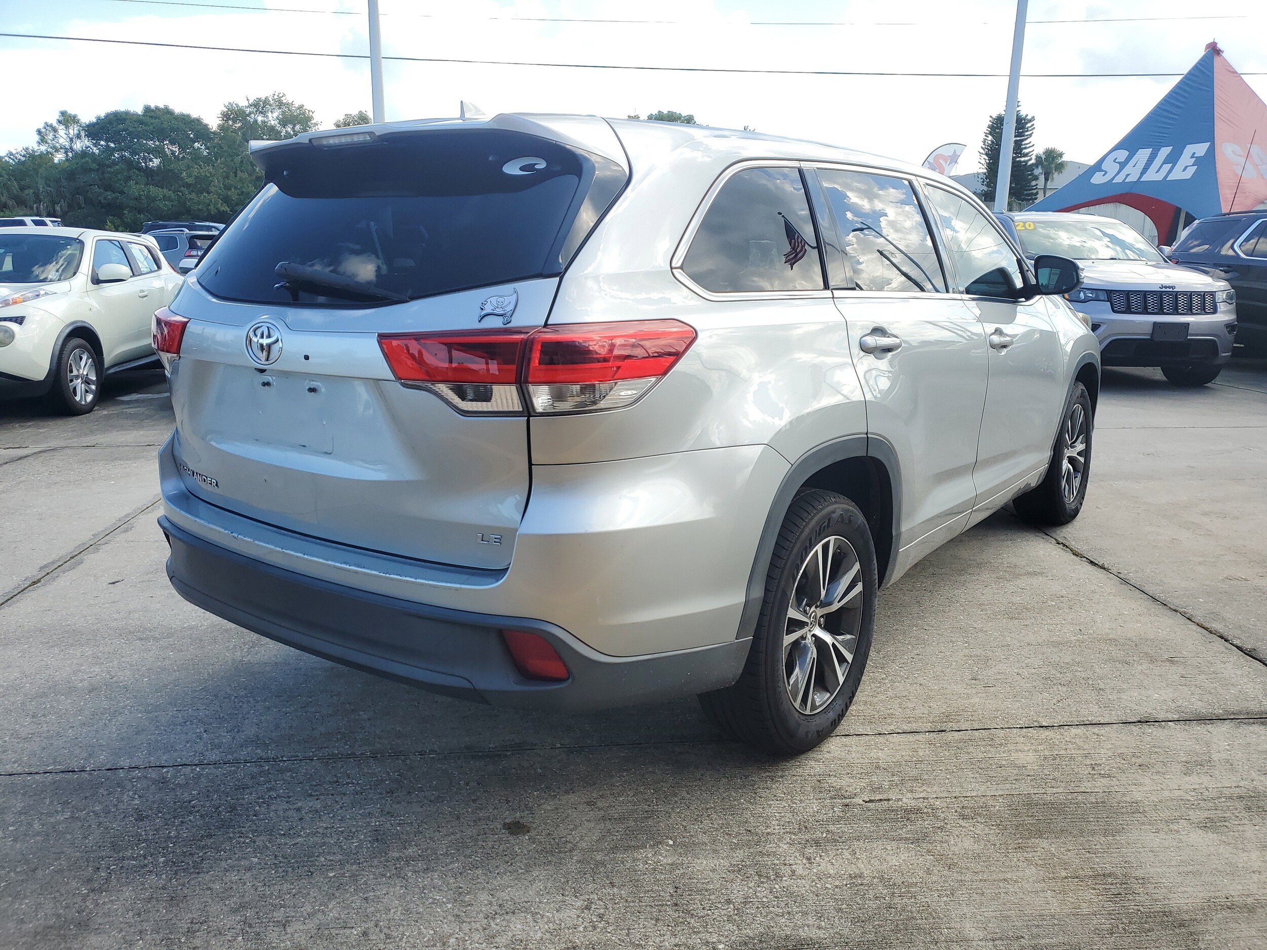 2017 Toyota Highlander LE photo 4