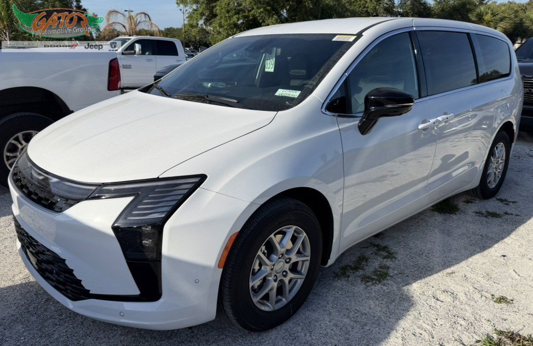 2027 Chrysler Pacifica Select's photo