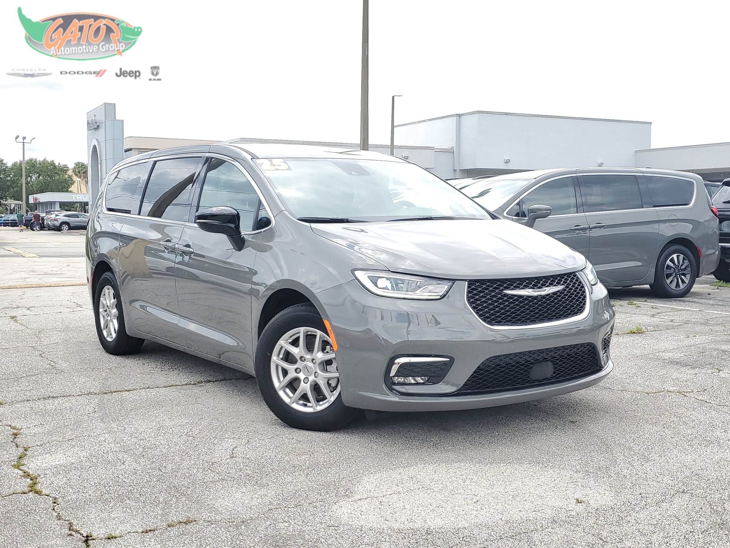 2025 Chrysler Pacifica Select's photo