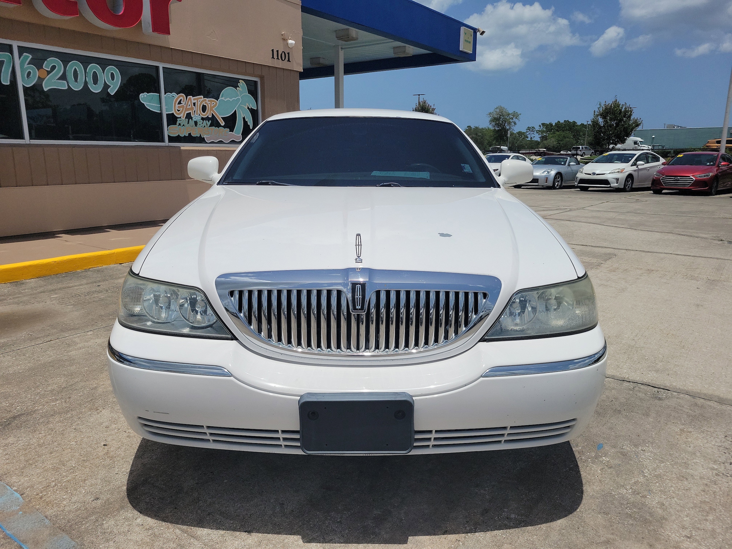 Used 2008 Lincoln Town Car Signature Limited with VIN 2LNHM82W18X652223 for sale in Melbourne, FL