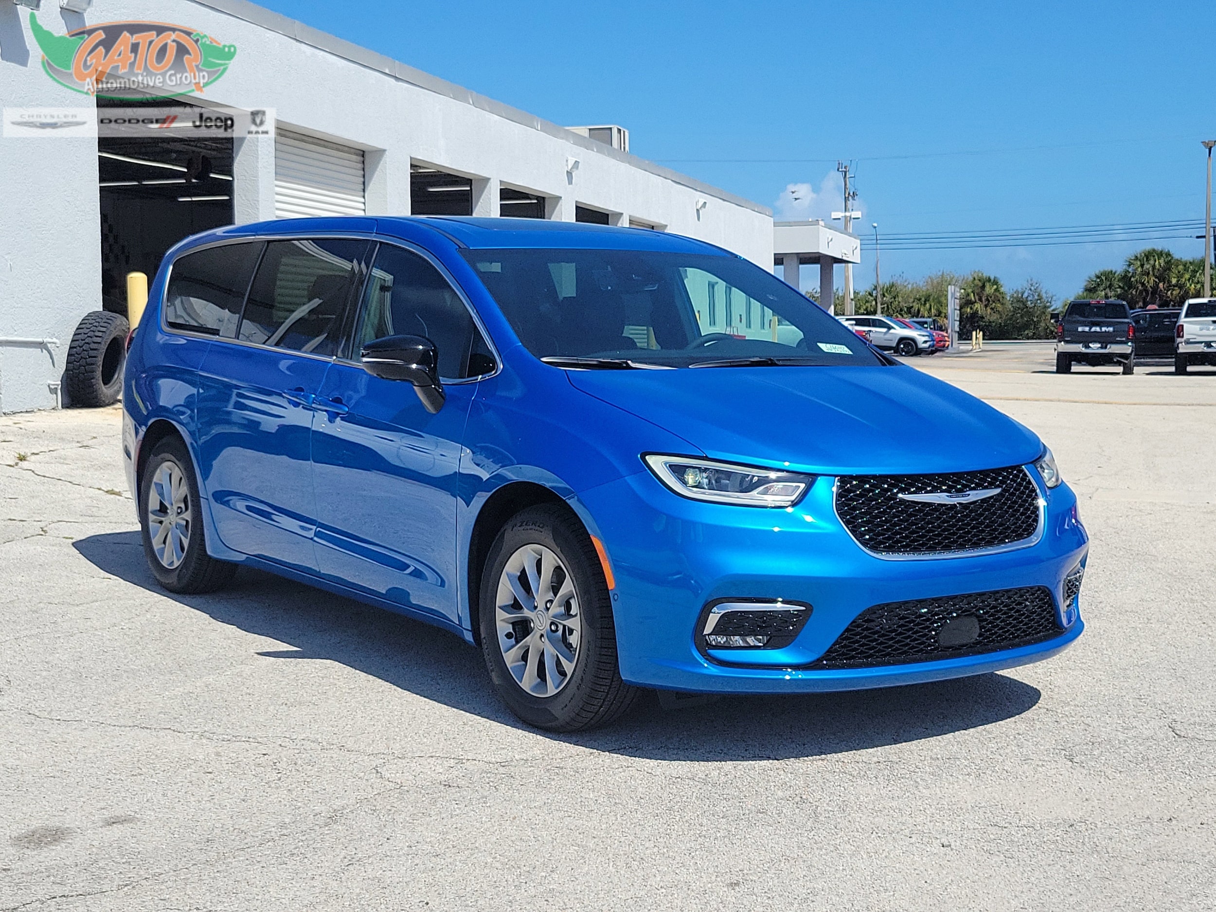 2026 Chrysler Pacifica Limited's photo