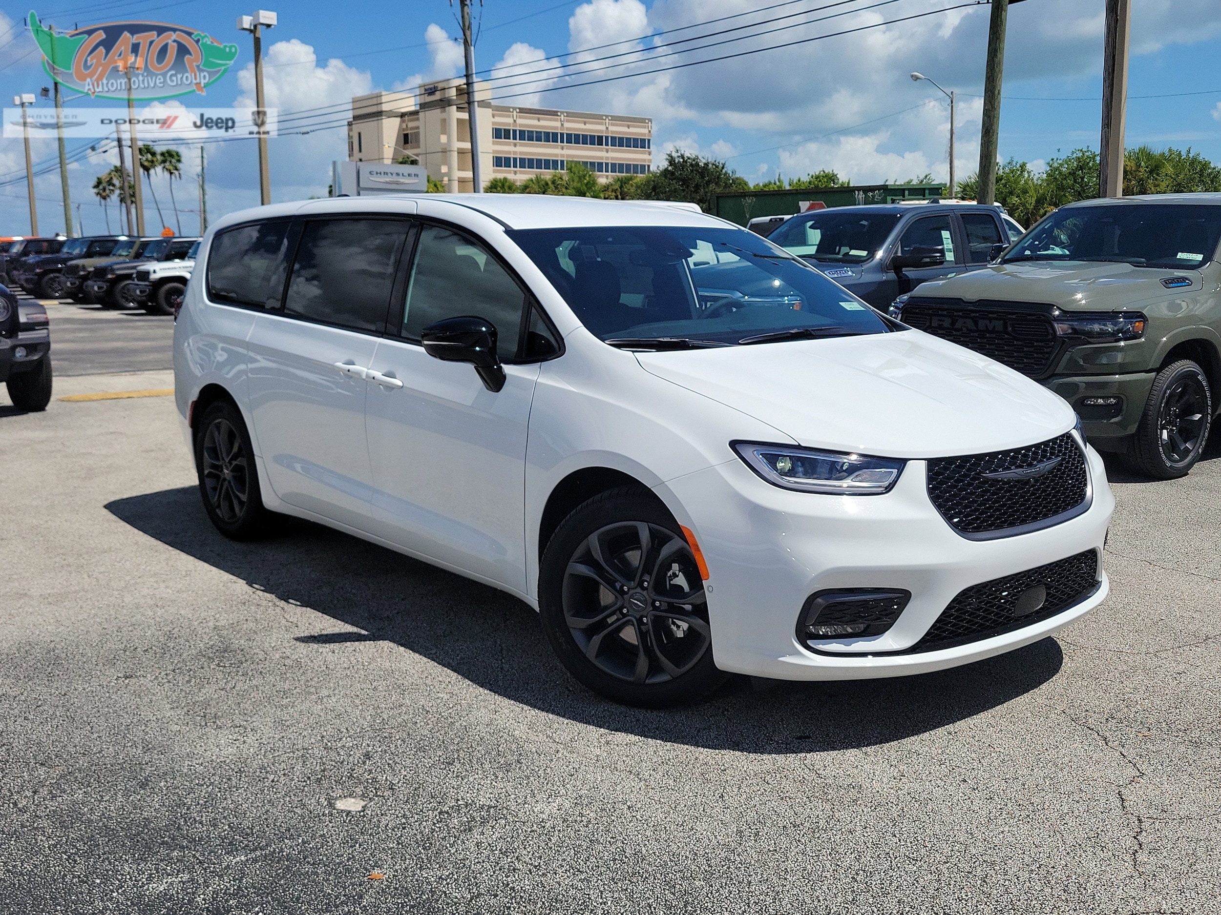 2026 Chrysler Pacifica SELECT