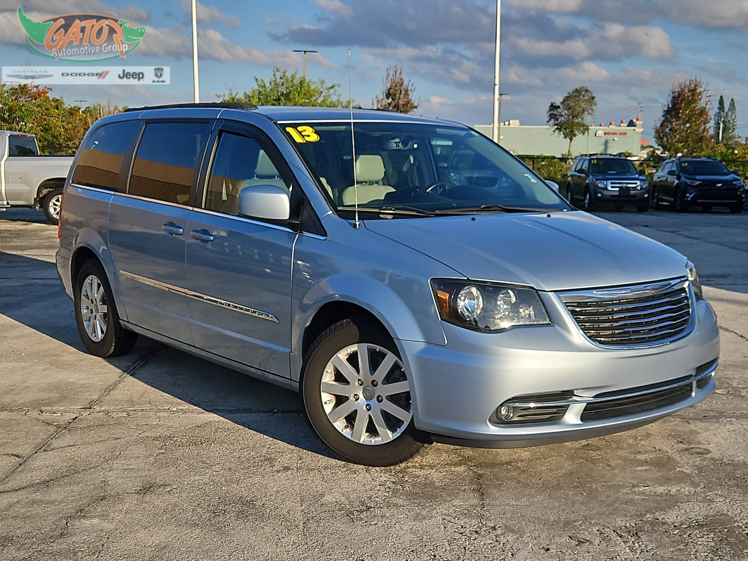 2013 Chrysler Town & Country Touring's photo