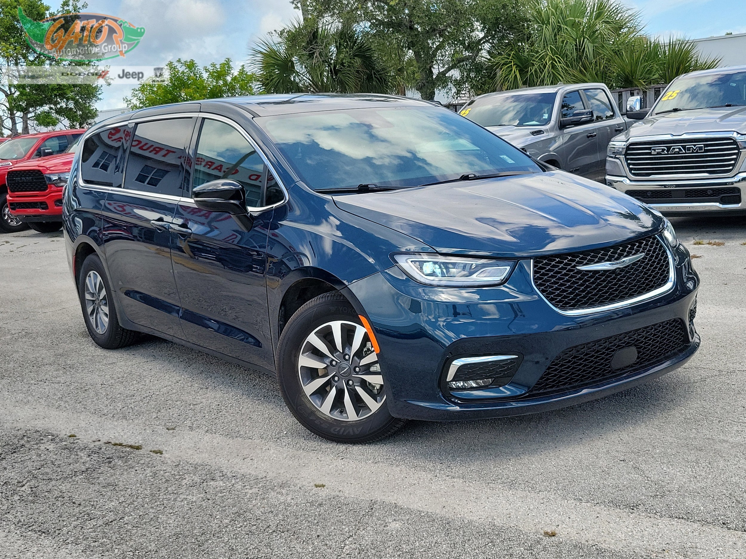 2025 Chrysler Pacifica Hybrid's photo
