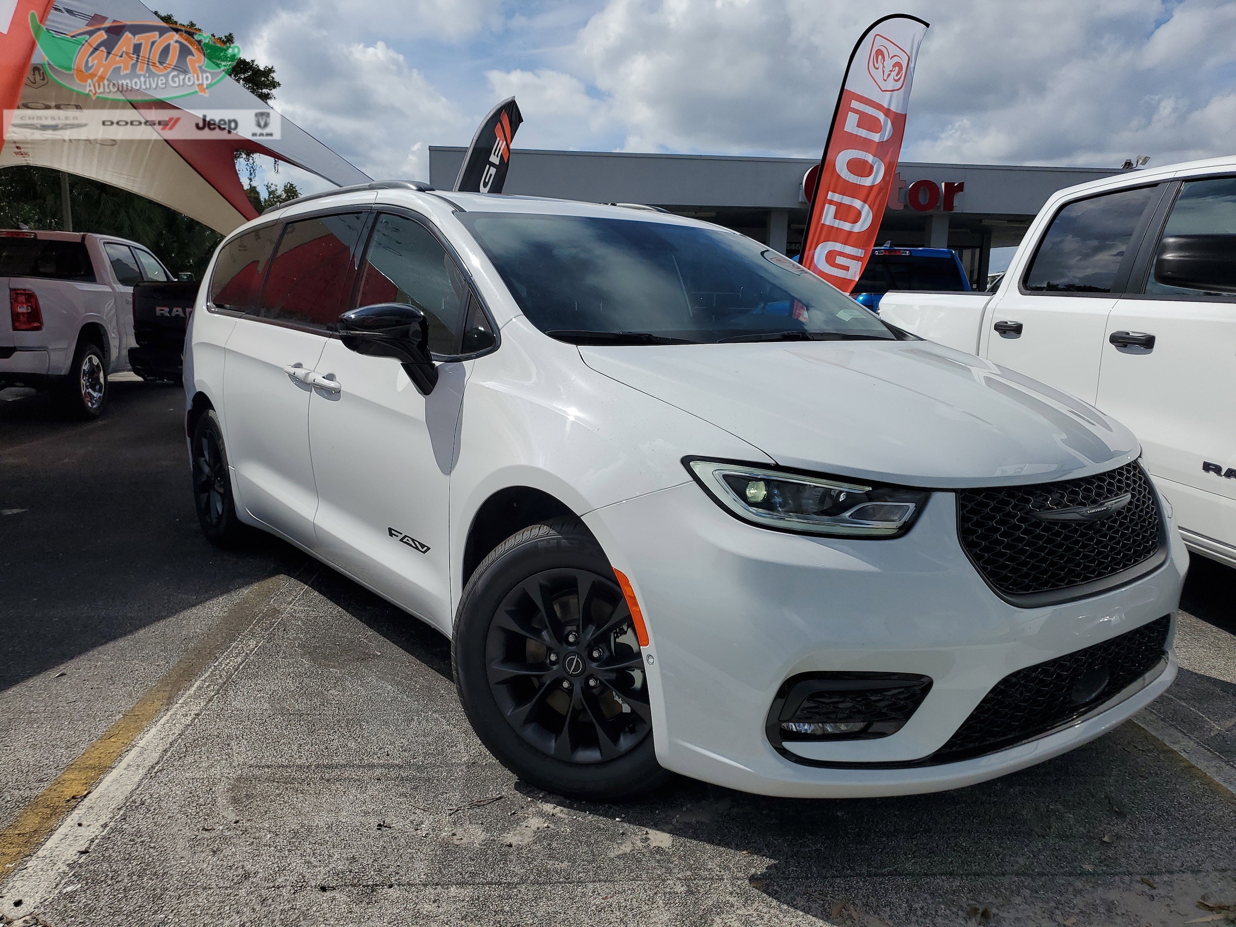 2025 Chrysler Pacifica Select's photo