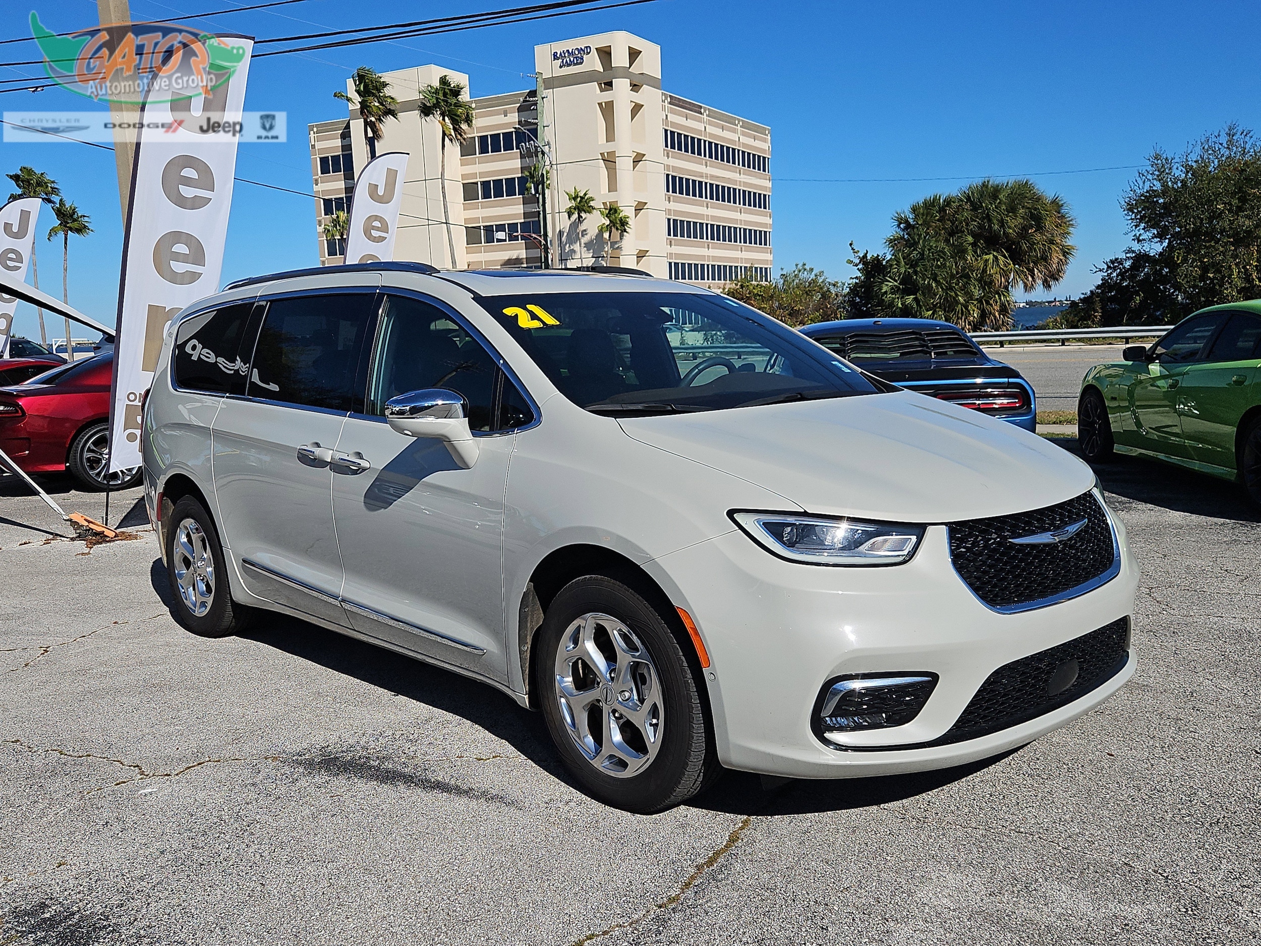 2021 Chrysler Pacifica Limited's photo