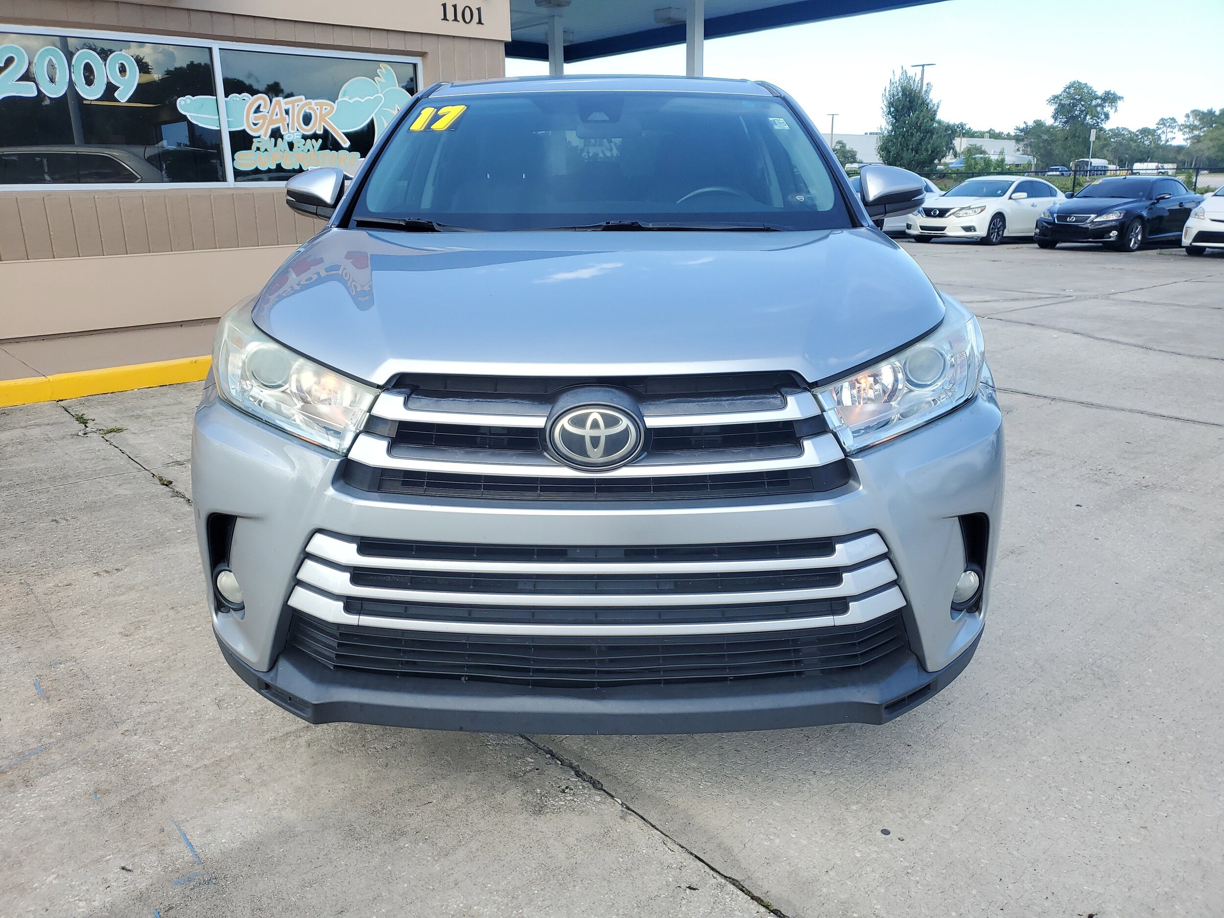 2017 Toyota Highlander LE photo 2