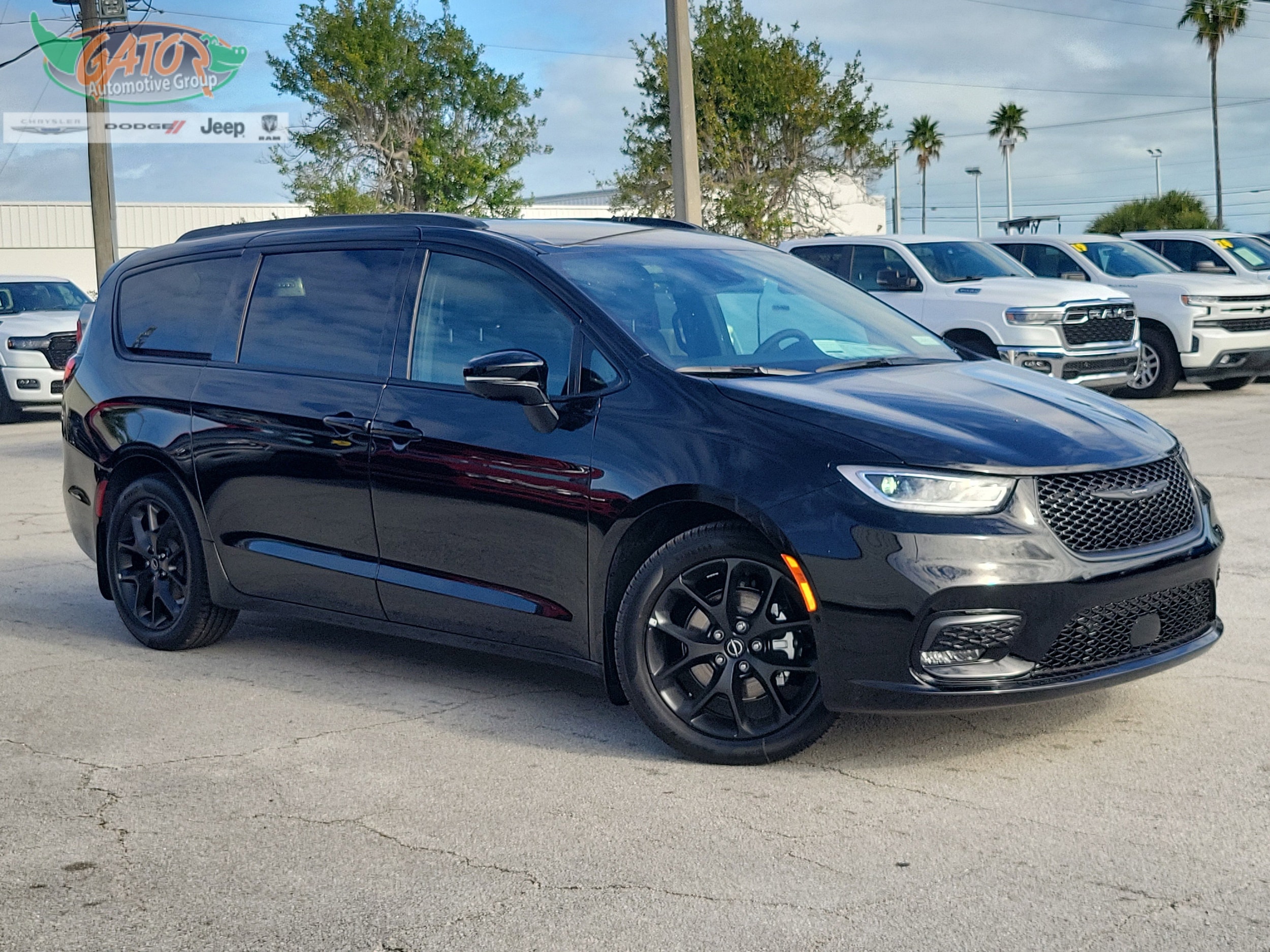 2026 Chrysler Pacifica Select's photo