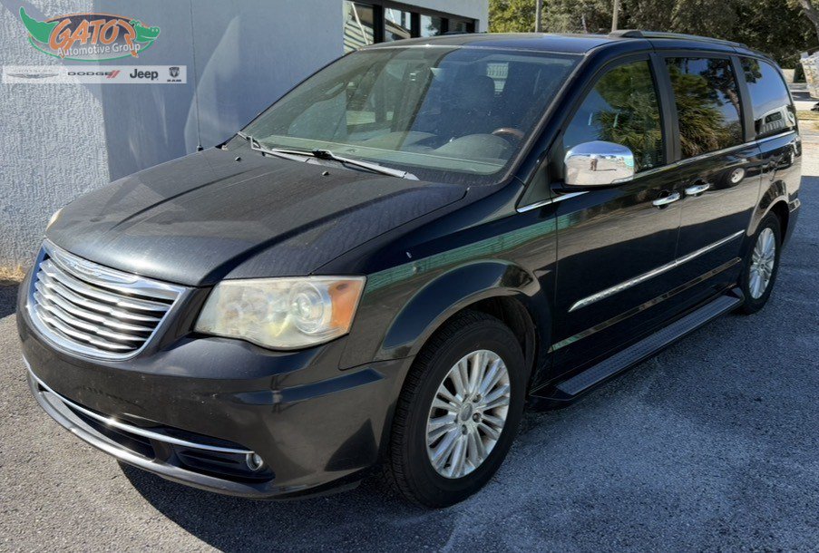 2014 Chrysler Town & Country Limited's photo