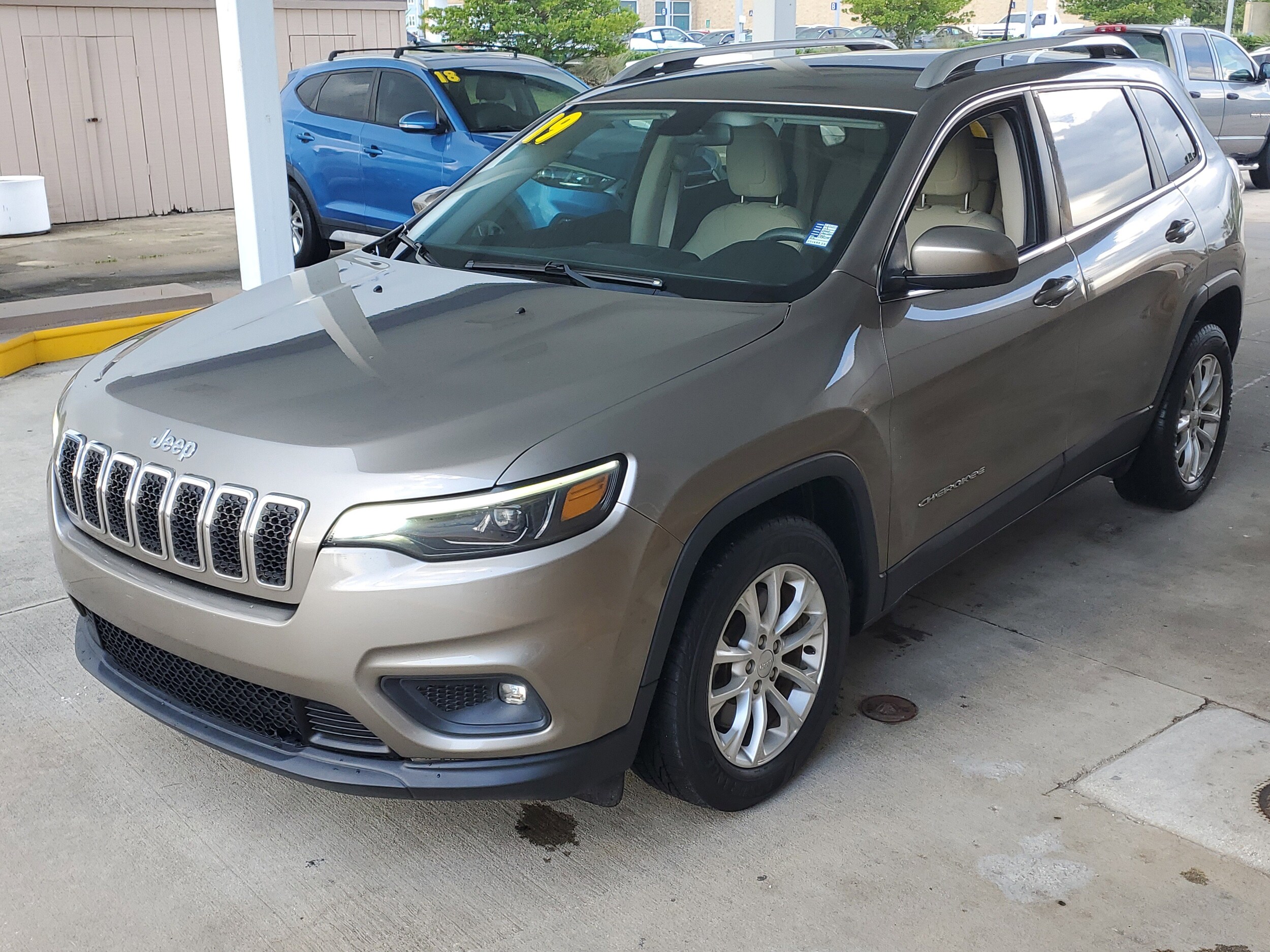 2019 Jeep Cherokee Latitude photo 2