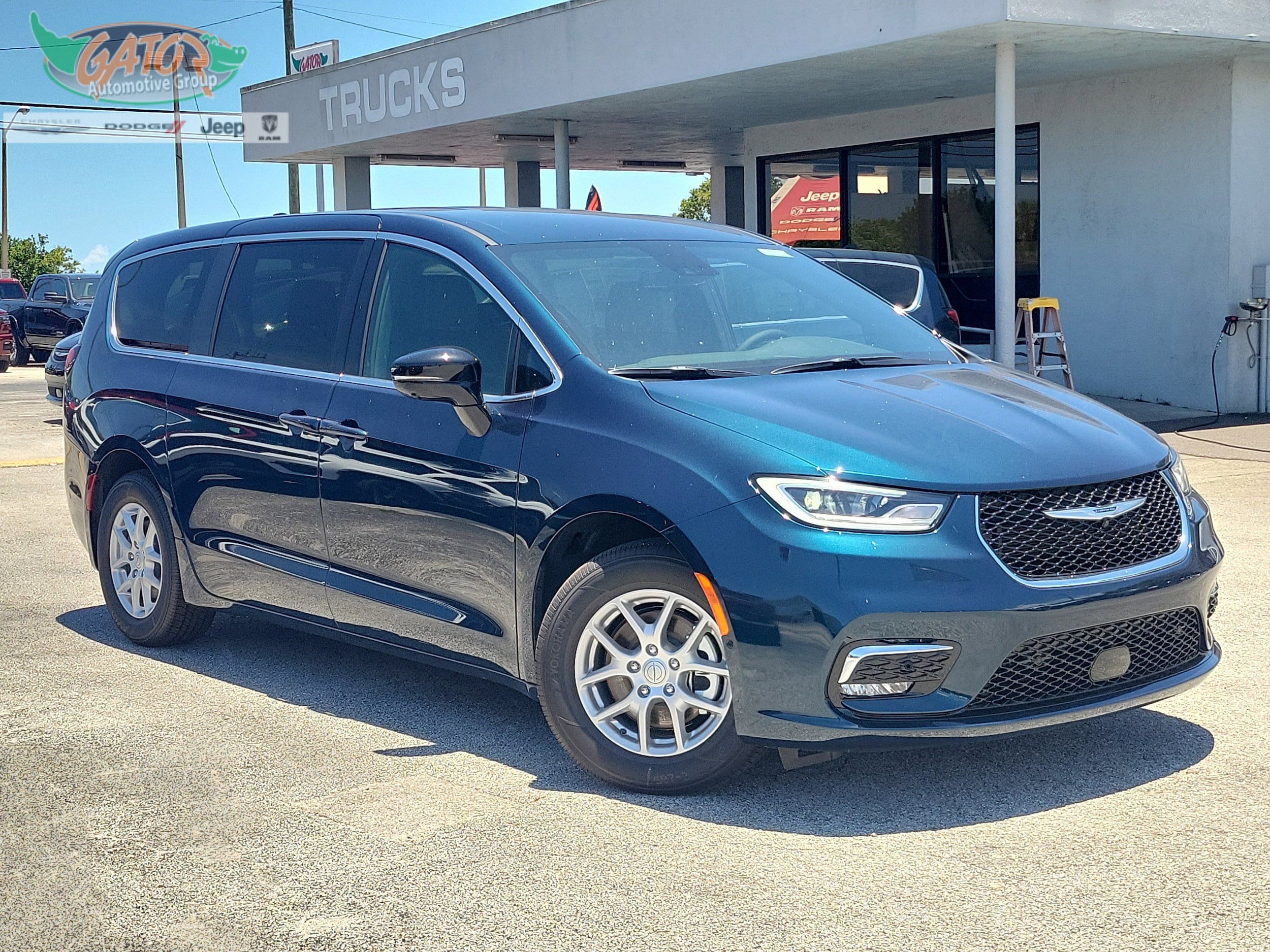 2025 Chrysler Pacifica SELECT