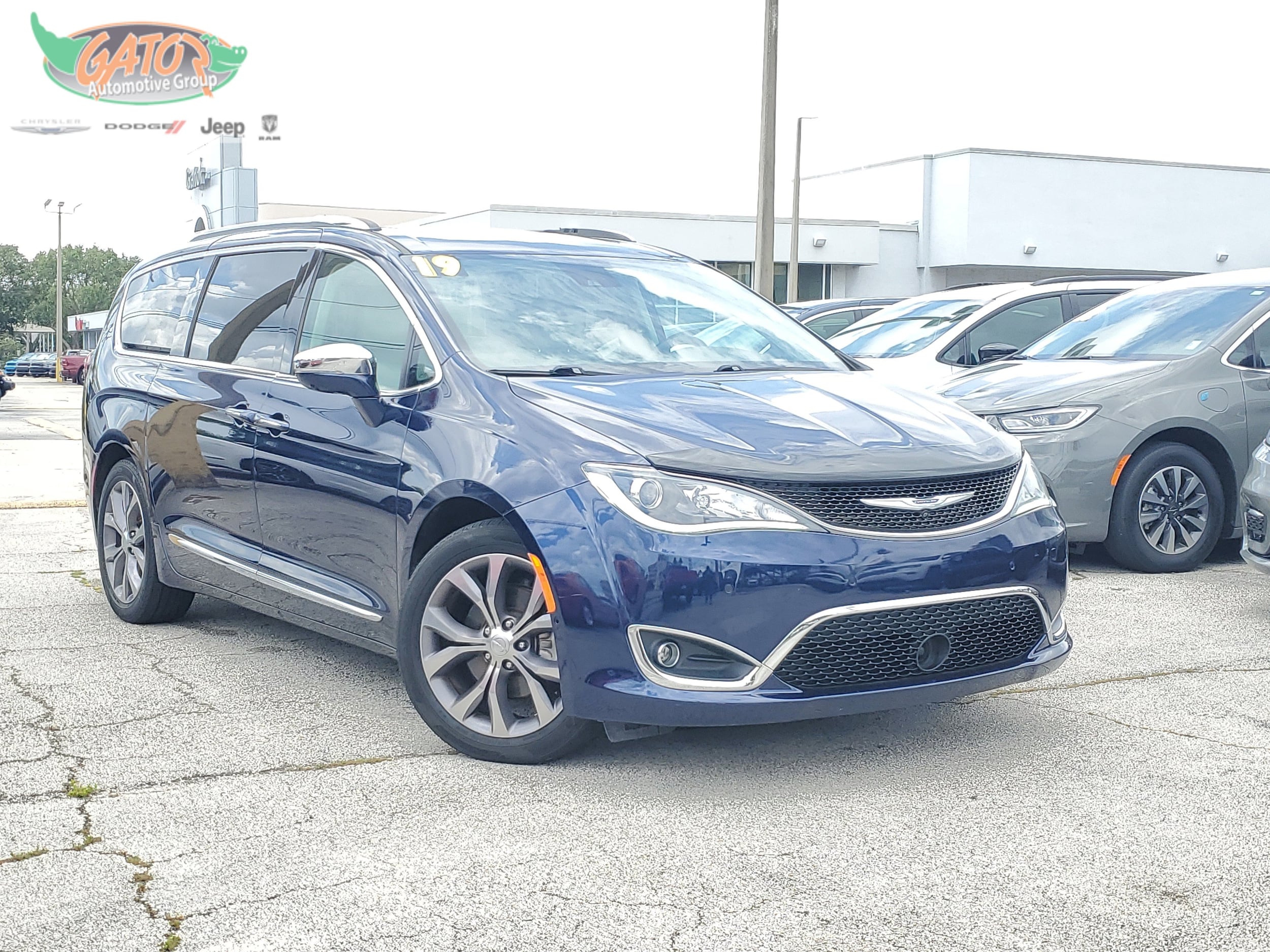 2019 Chrysler Pacifica Limited's photo