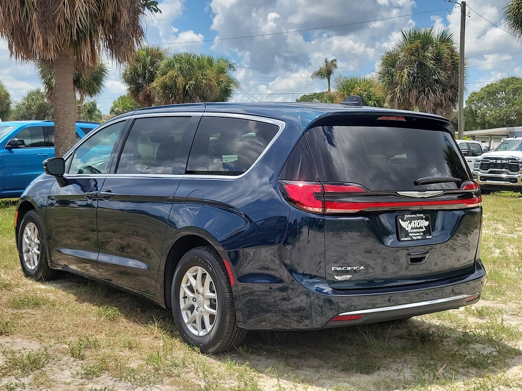 Used 2025 Chrysler Pacifica Select Van Passenger Van