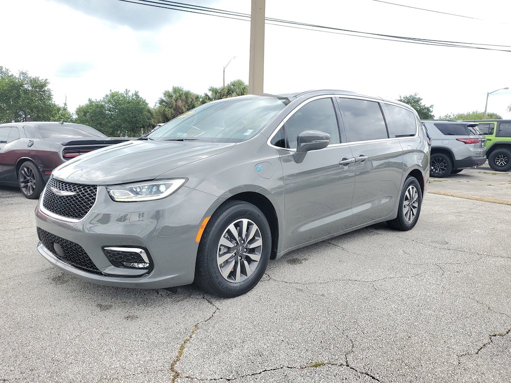 Used 2022 Chrysler Pacifica Hybrid Touring L Van Passenger Van