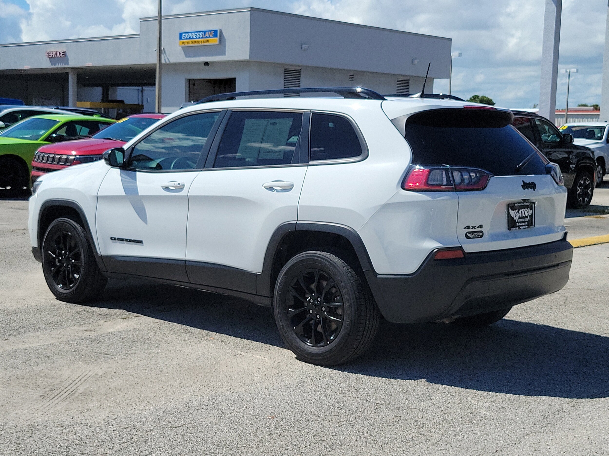 2023 Jeep Cherokee Altitude Lux photo 3