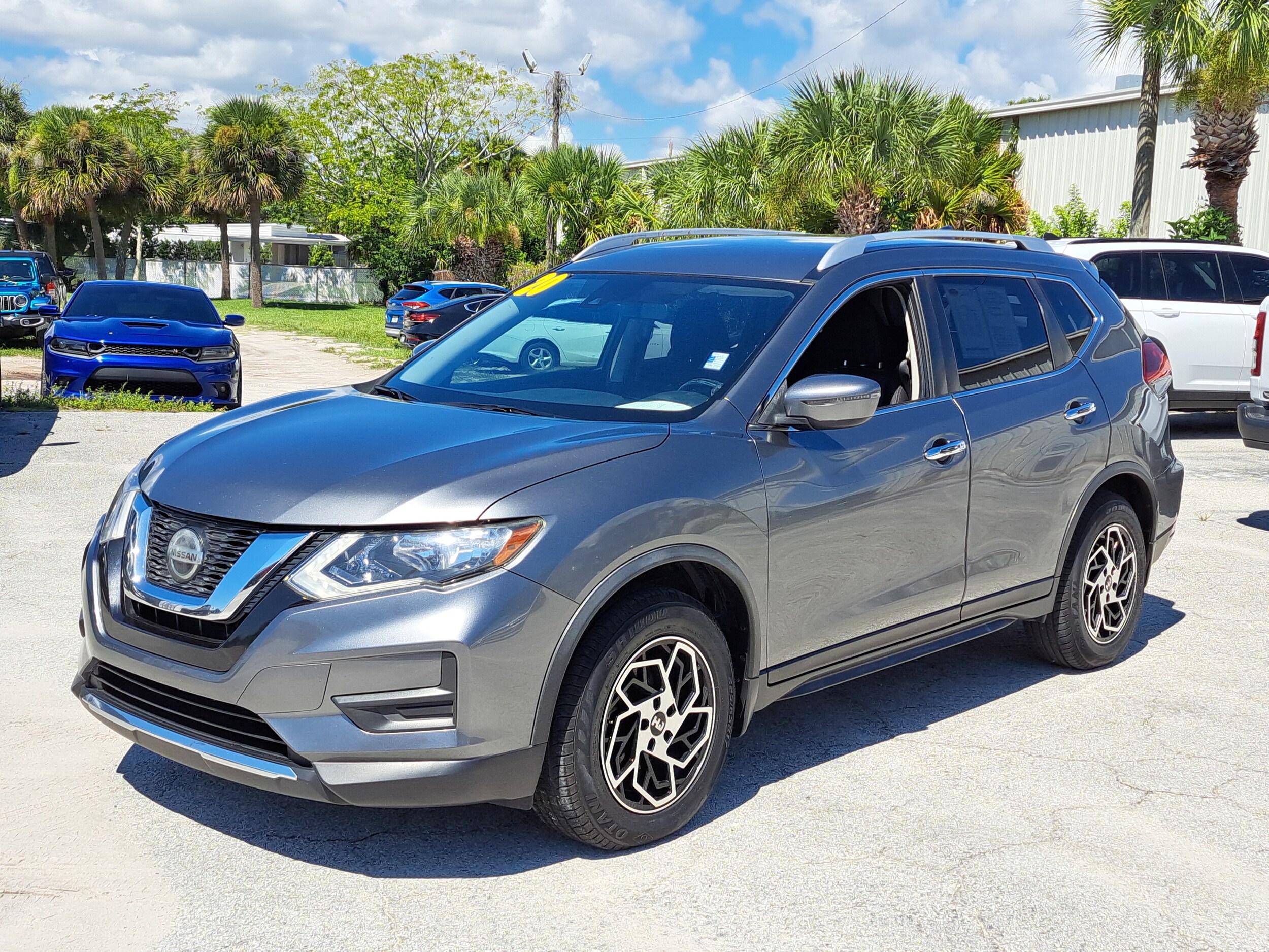 2020 Nissan Rogue SV photo 3