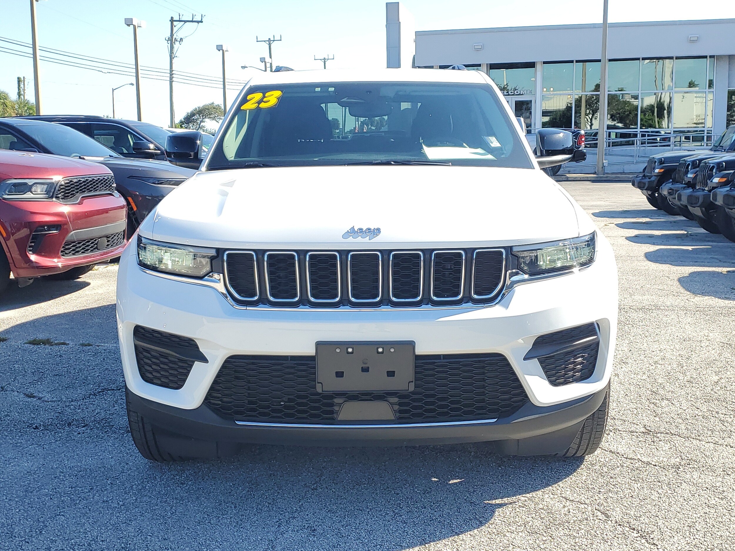 2023 Jeep Grand Cherokee Laredo Altitude photo 2