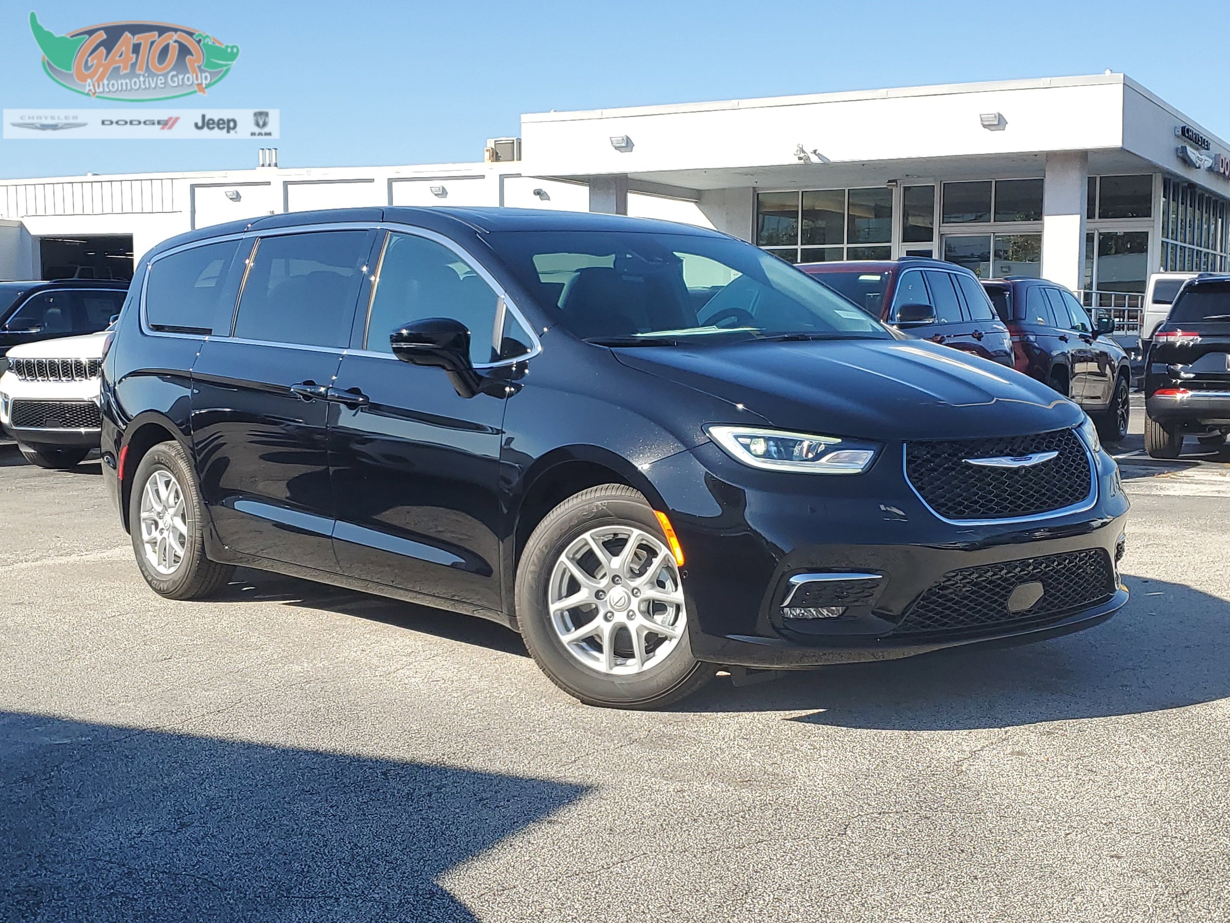 2026 Chrysler Pacifica Select's photo