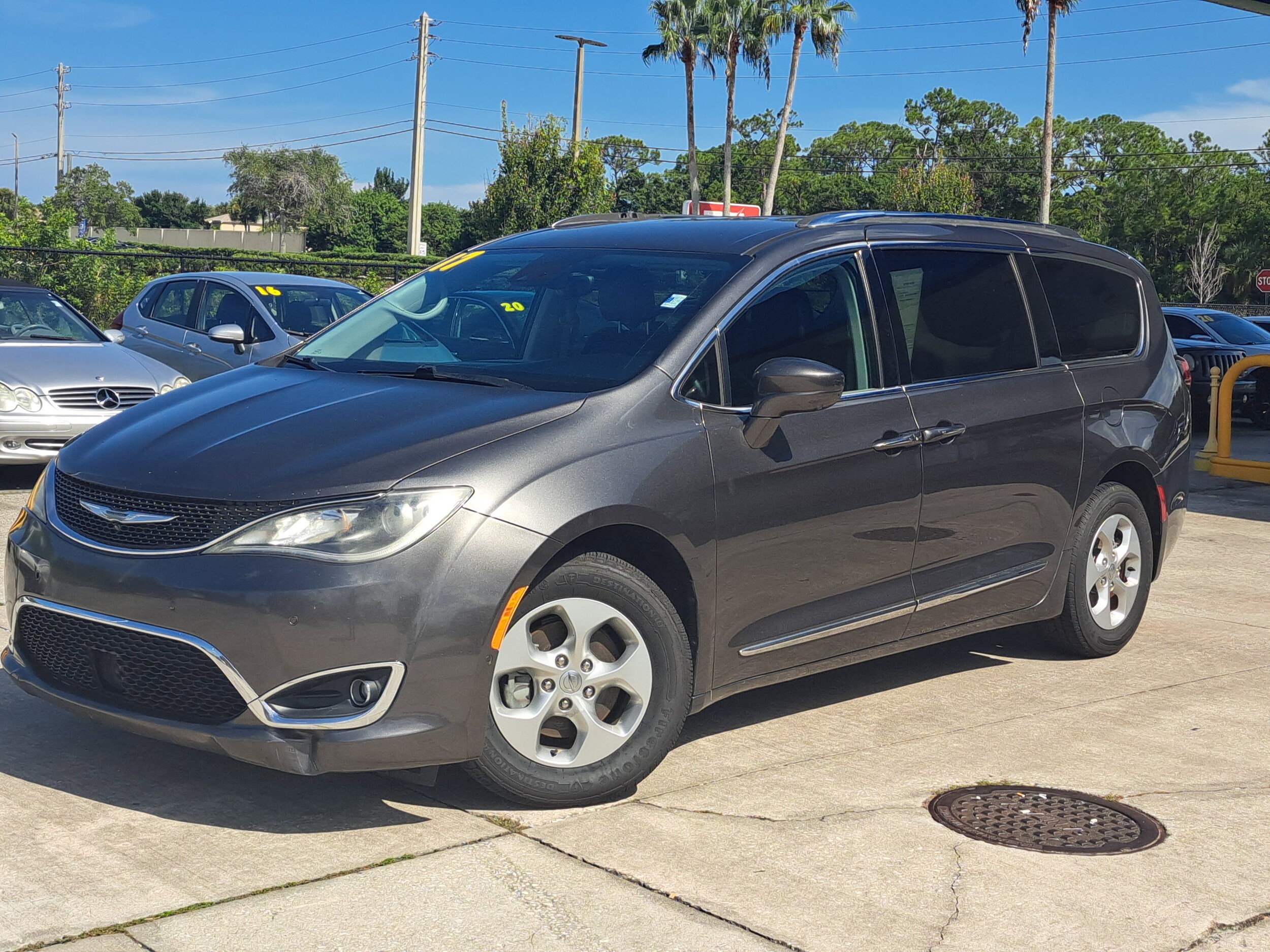 2017 Chrysler Pacifica Touring Plus photo 3