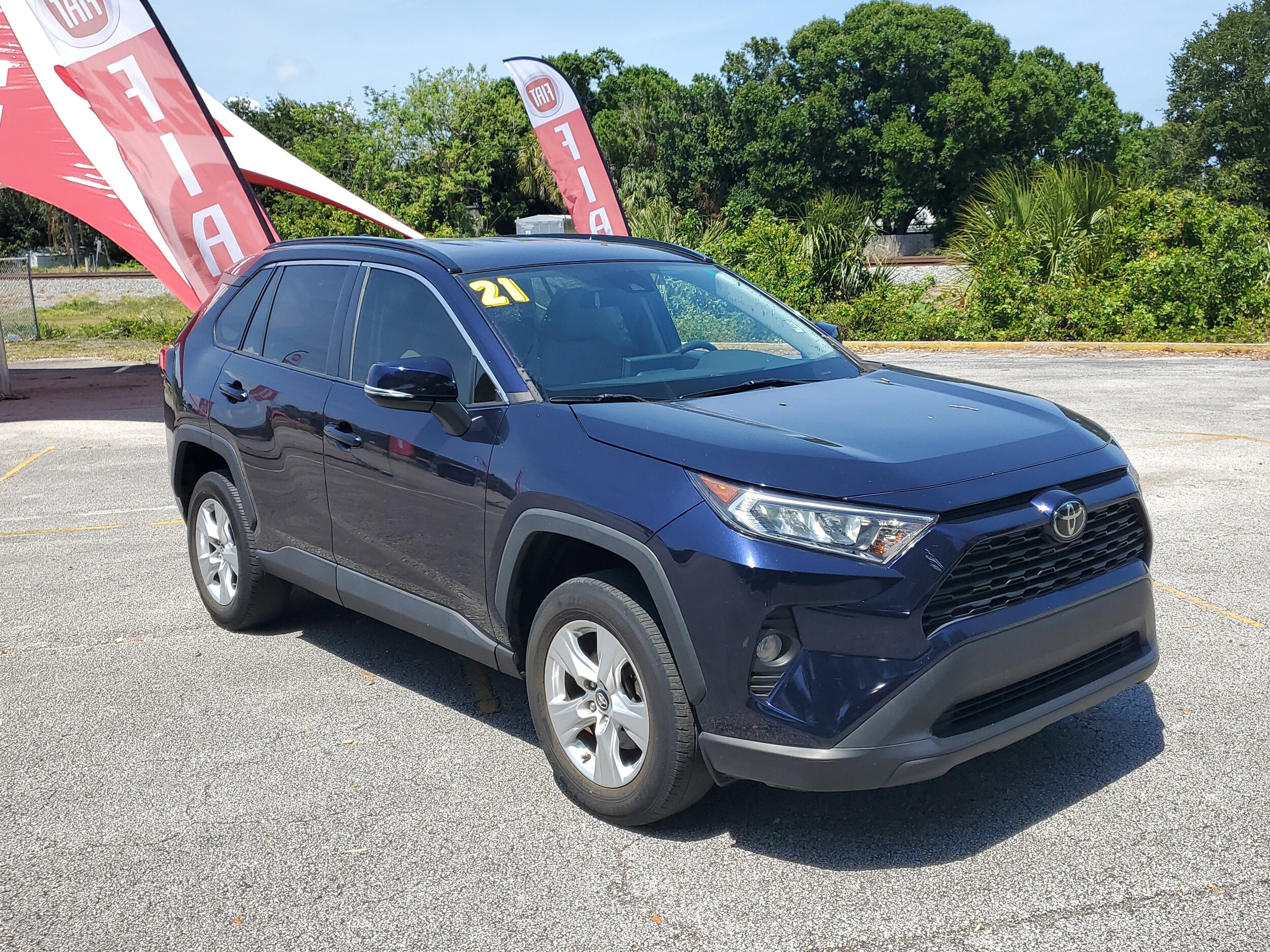 2021 Toyota RAV4 XLE photo 2