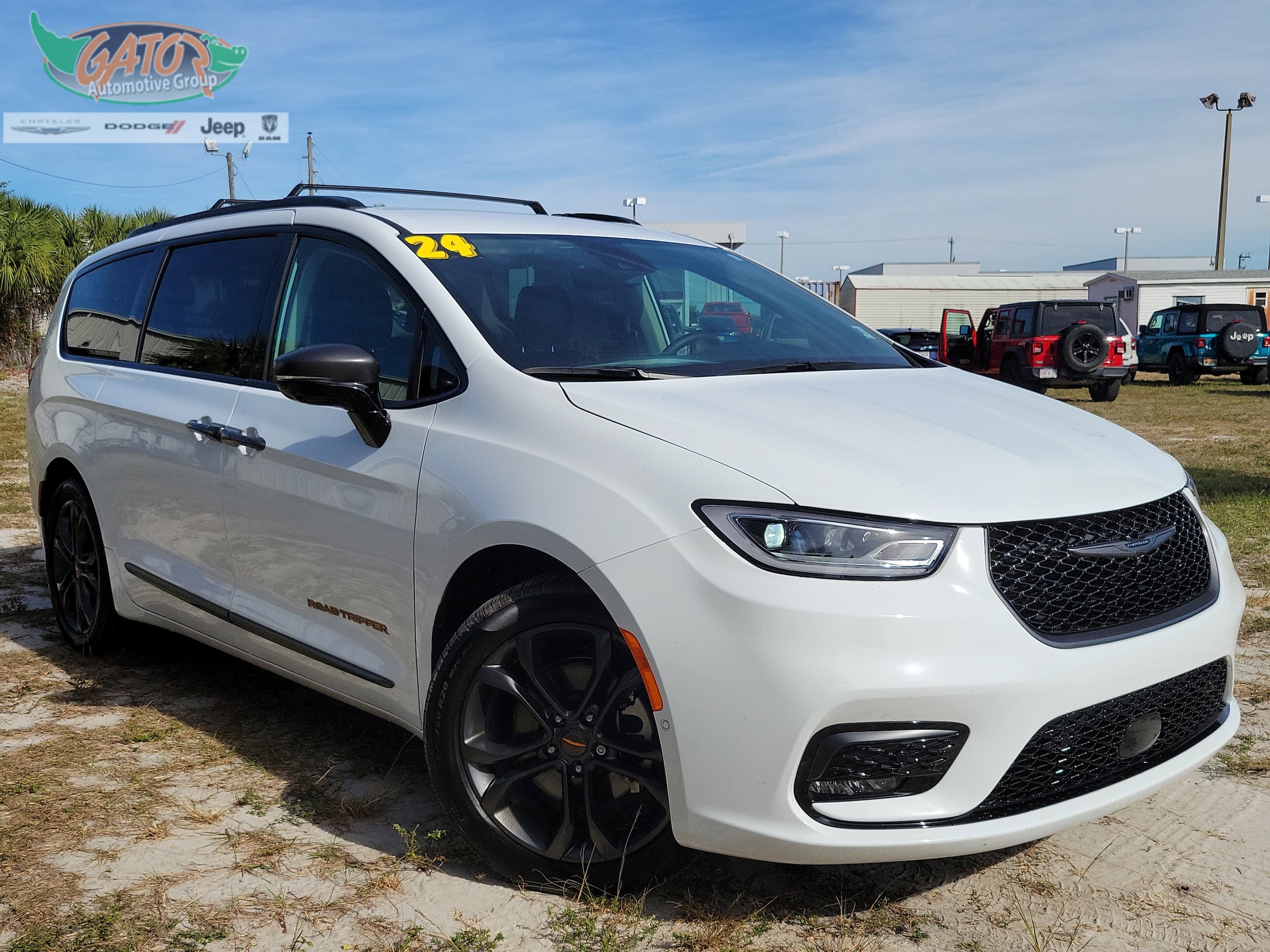 2024 Chrysler Pacifica Touring L's photo