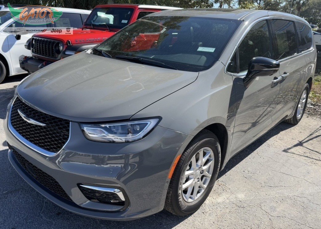 2025 Chrysler Pacifica Select's photo