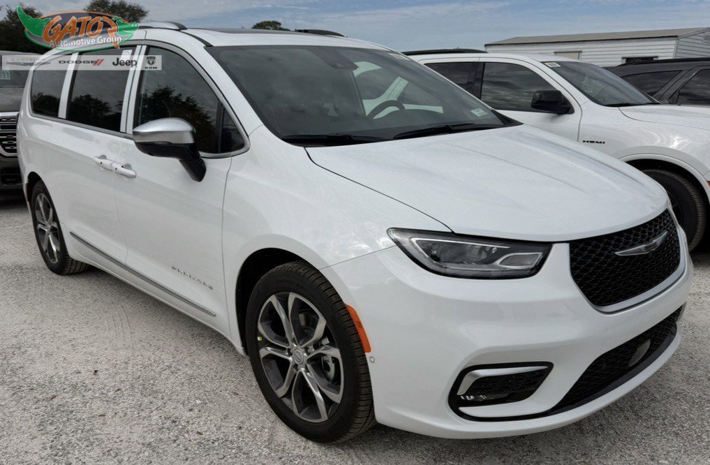 2026 Chrysler Pacifica Pinnacle's photo