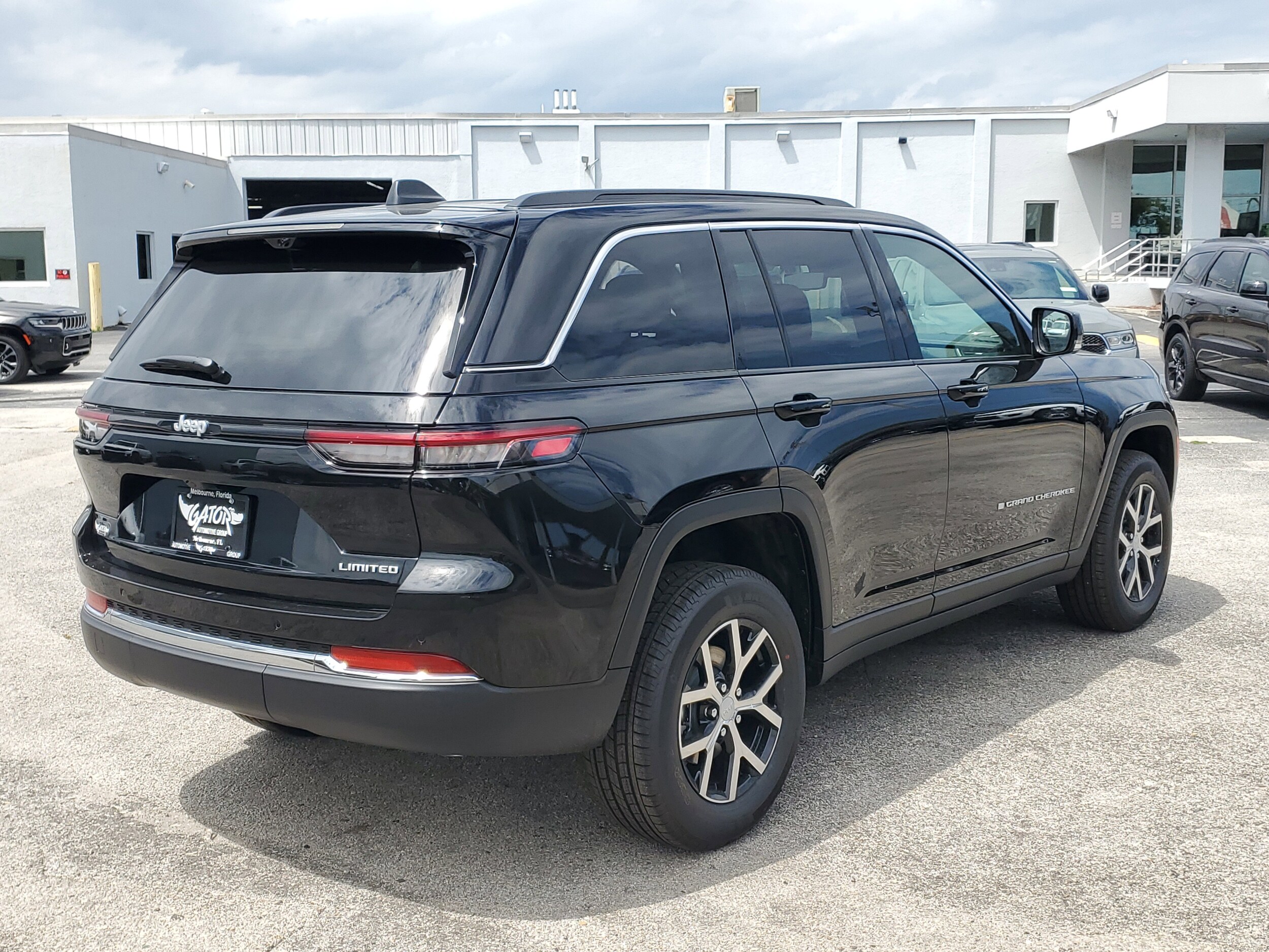 2025 Jeep Grand Cherokee Limited photo 3
