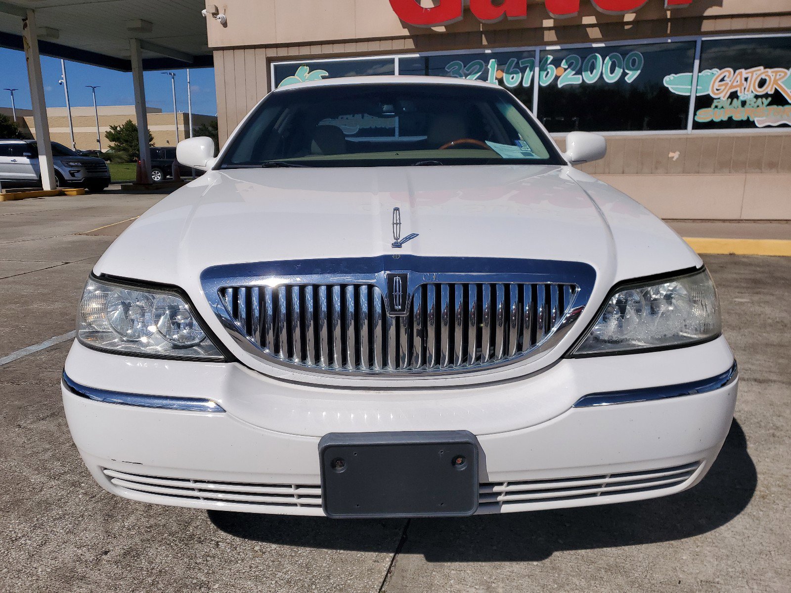 Used 2008 Lincoln Town Car Signature Limited with VIN 2LNHM82W18X652223 for sale in Melbourne, FL