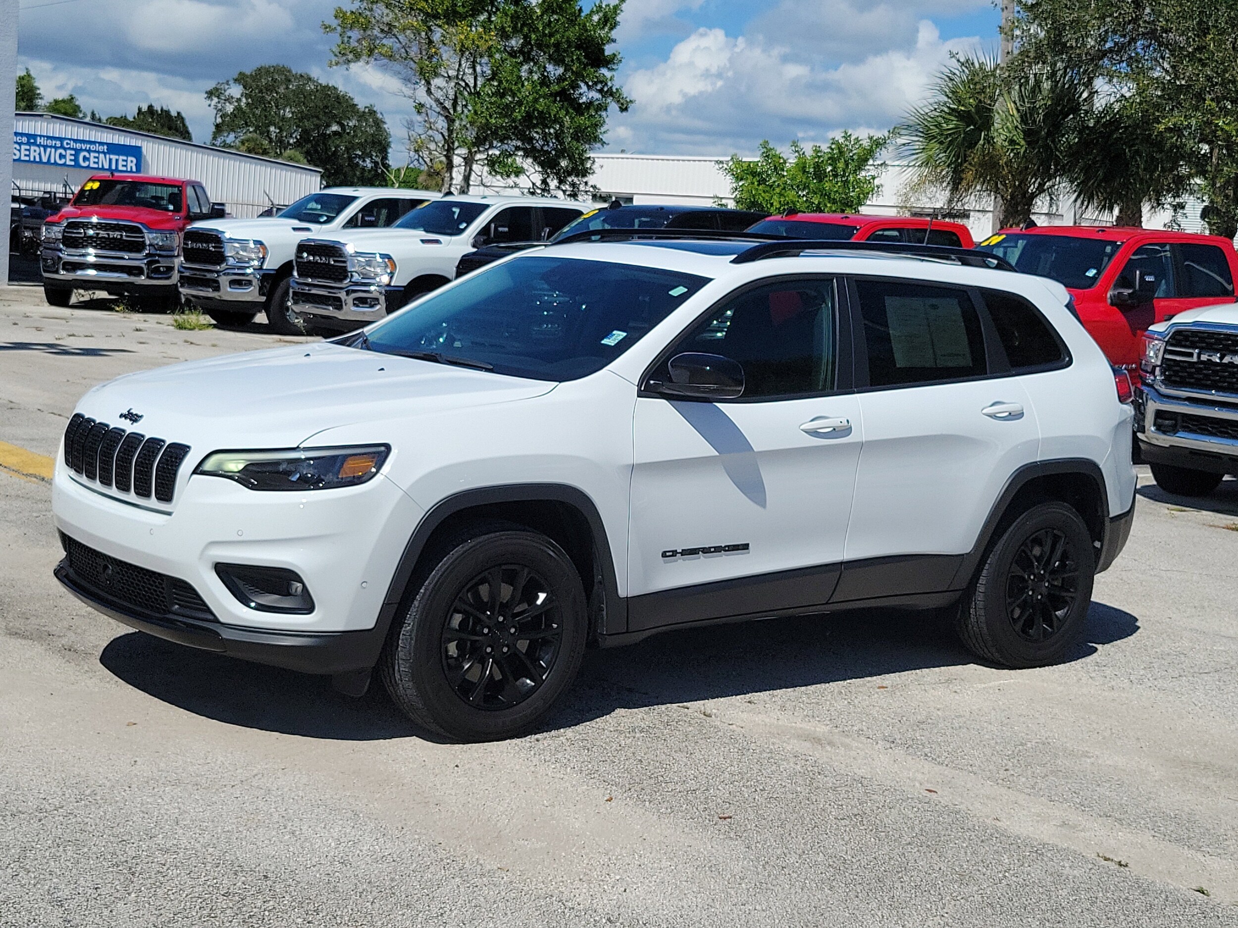 2023 Jeep Cherokee Altitude Lux photo 2